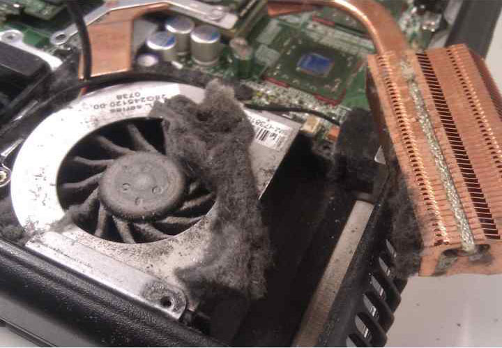 Quạt tản nhiệt laptop bị đóng bụi bẩn không quay được hoặc chạy chậm dẫn tới giải nhiệt kém, nóng máy